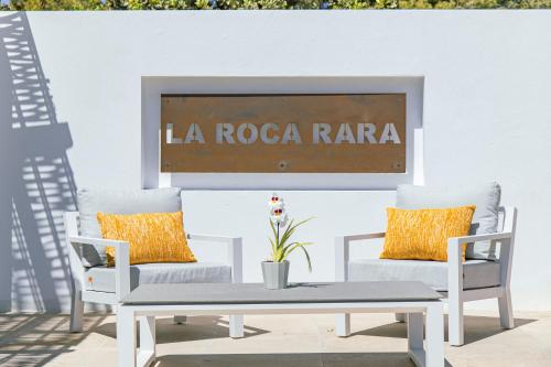 ネルハにあるLa Roca Rara - 8 Bedroom Villaの椅子2脚、テーブル1台