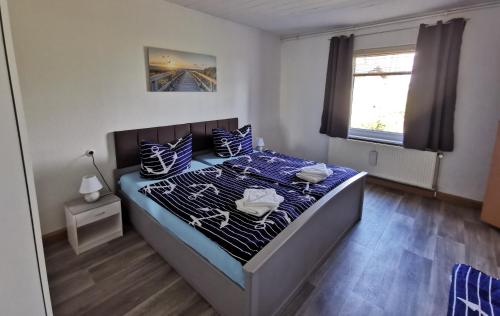 a bedroom with a bed with blue and white pillows at Ferienwohnung Am Stadtrand Garz Rügen in Garz