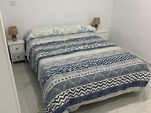 1 cama en una habitación con 2 mesitas de noche y 2 lámparas en Bajo cerca de la playa de Peligros, en Santander