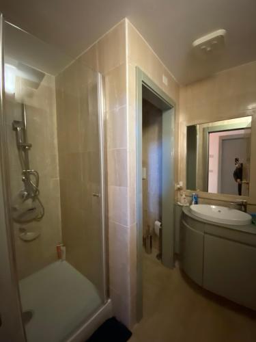 ein Bad mit einer Dusche und einem Waschbecken in der Unterkunft Casa nel Chianti a Siena in Ponte A Bozzone