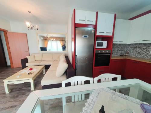 Кухня или мини-кухня в Apartament me qera Lungomare Vlore Mari
