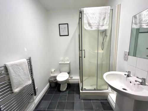 uma casa de banho com um chuveiro, um WC e um lavatório. em Lorne Park Road, Bournemouth em Bournemouth