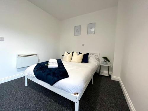 um quarto com uma grande cama branca com almofadas em Lorne Park Road, Bournemouth em Bournemouth