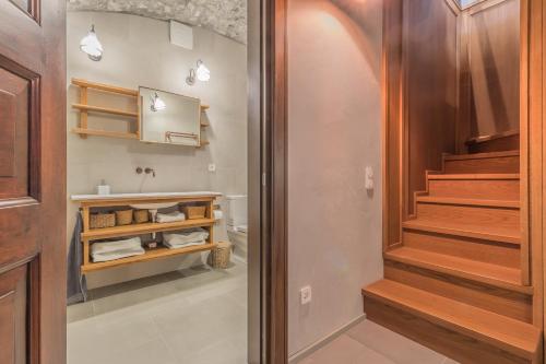 ein Bad mit einer Treppe, die zu einem WC führt in der Unterkunft Casa Stella in Varenna