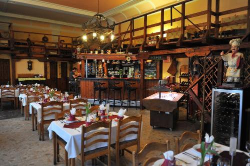 ein Restaurant mit Tischen und Stühlen und eine Bar in der Unterkunft Hotel Max Šimek in Ostrava