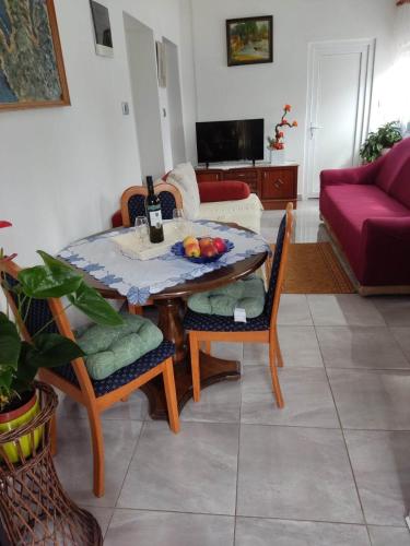 a living room with a table and a couch at Apartman David-Dražice in Dražice