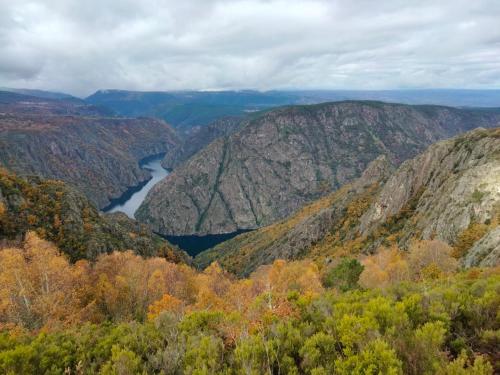 a view of a valley in the mountains at Casita de Florita in Doade