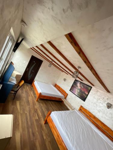 een kamer met 2 bedden aan het plafond bij Casa Yachi Vama Veche in Vama Veche