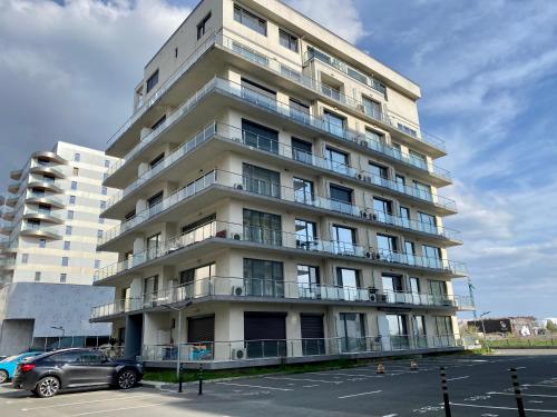 een hoog gebouw met een auto ervoor geparkeerd bij De Silva Studio Adia 4 in Mamaia
