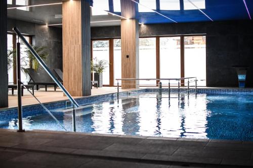 a large swimming pool in a building at Apartamenty Gorczańskie in Rabka