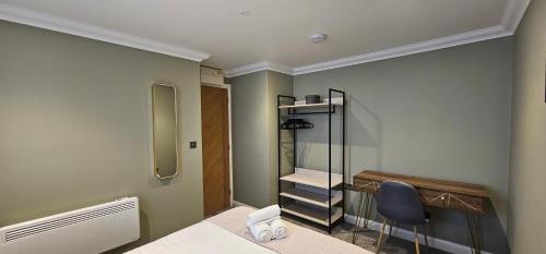 vestidor con silla y espejo en The Philog by Switchback Stays, en Cardiff