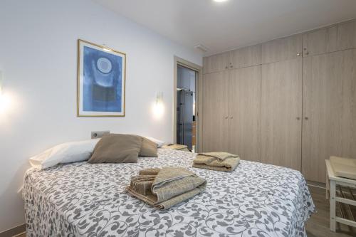 1 dormitorio con 1 cama con 2 toallas en San Jose, en Nerja