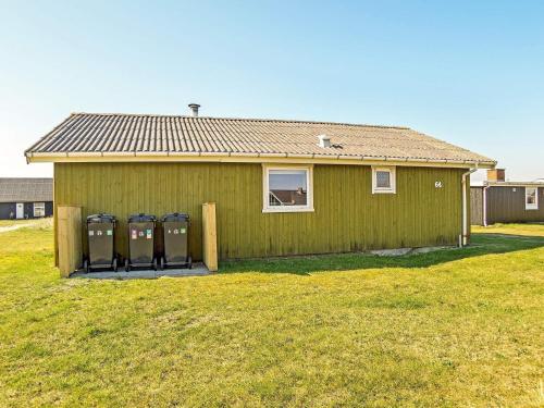Nørre Vorupørにある6 person holiday home in Thistedの庭に椅子4脚付きの緑家