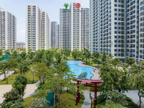 una vista aérea de un parque en una ciudad con edificios altos en The Luxury Zen Origami Residence - Heart of Vinhomes Grand Park en Long Bình