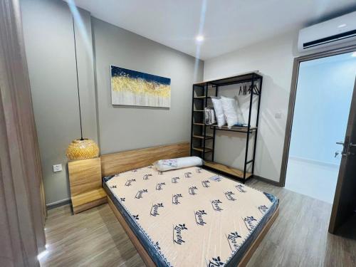 1 dormitorio con 1 cama en una habitación en The Luxury Zen Origami Residence - Heart of Vinhomes Grand Park en Long Bình