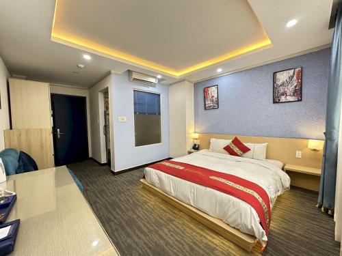 1 dormitorio con 1 cama grande en una habitación en Capital O 1177 Saigon Sweet Hotel en Ho Chi Minh