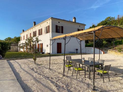 une table et des chaises devant une maison dans l'établissement Villa dei Trabocchi - Accogliente casale per famiglie che affaccia sul mare, à Ortona