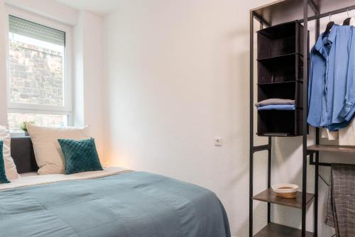 um quarto com uma cama e uma estante de livros em Deluxe Flat, PS4, Parken, Netflix, Zentral em Offenbach