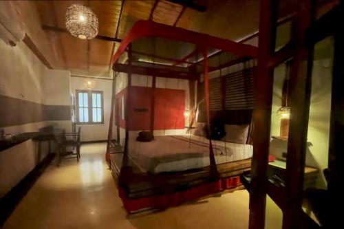 Un pat sau paturi într-o cameră la Red Coconut Villa