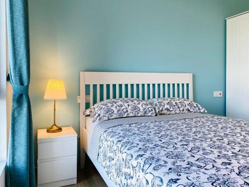 1 dormitorio con 1 cama con edredón azul y blanco en Sea&CityView 2-bedroom Fully Furnished Apartment Forest City #freeWIFI, en Gelang Patah