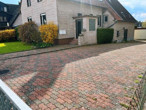 a brick driveway in front of a house at Messezimmer Laatzen 30880 in Hannover