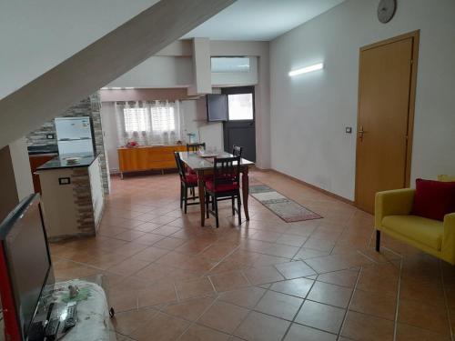 a kitchen and dining room with a table and chairs at Casa vacanze a 2 minuti dal mare in Avola