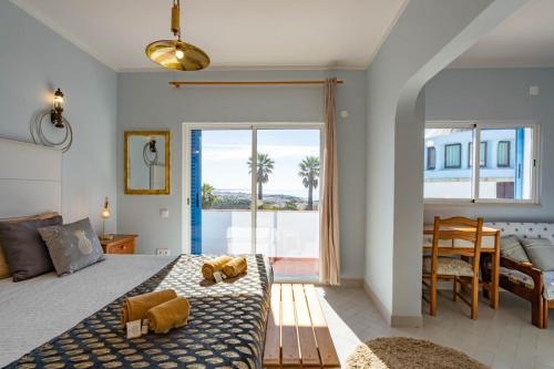 een slaapkamer met een bed en uitzicht op de oceaan bij Bem Parece by Umbral in Albufeira