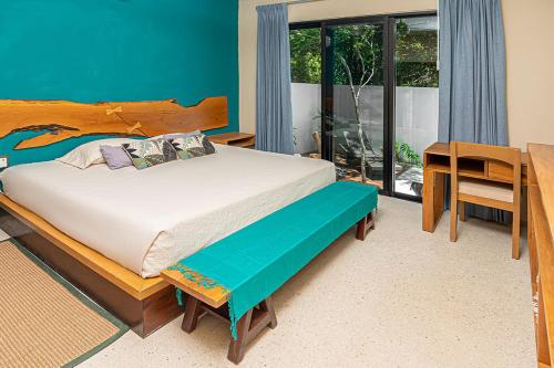 ein Schlafzimmer mit einem großen Bett mit blauer Wand in der Unterkunft VILLA PRINCE, loft & rooftop, private pool & jaccuzi RIVIERA MAYA in Puerto Morelos