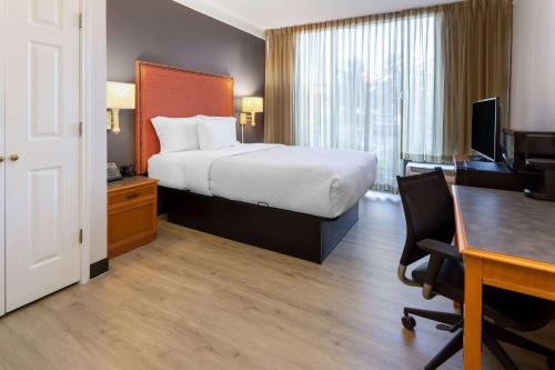 A bed or beds in a room at La Quinta Inn & Suites by Wyndham Kingsport TriCities Airport