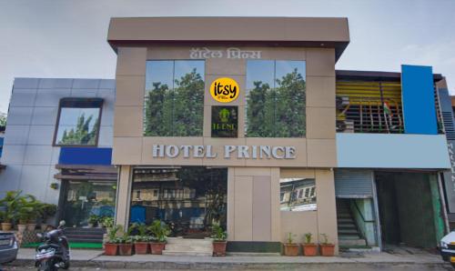 una entrada del hotel con un distintivo principal del hotel en Treebo Trend Prince, Mumbai, en Bombay