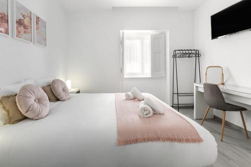 En eller flere senge i et værelse på Rose Breeze Apartment