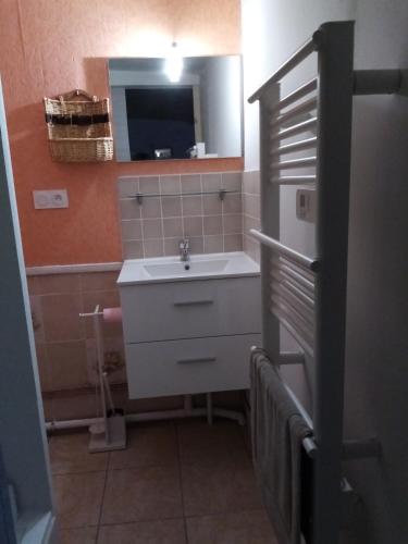La petite salle de bains est pourvue d'un évier et d'un réfrigérateur. dans l'établissement les refuges de Montociel, à Saint-Jean-de-Monts