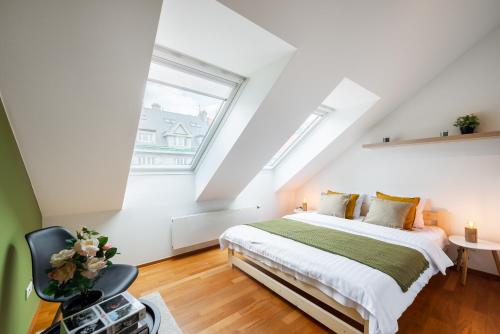 um quarto com uma cama e uma janela em Apartment with balcony, parking near the Prague Museum em Praga
