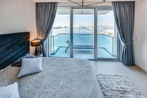 Postel nebo postele na pokoji v ubytování Beautiful views of the marina at Dubai Harbour