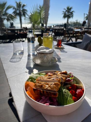 eine Schüssel Essen auf einem Tisch mit Salat in der Unterkunft Düden Dream in Antalya