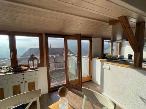 a kitchen with a view of a balcony at Sonniges Ferienapartment am Alten Binauer Schloss in Binau