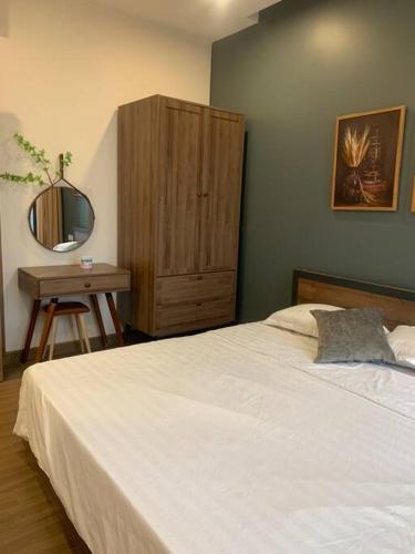 um quarto com uma cama, uma cómoda e um espelho em Sky Oasis 2 Room 2wc Homestay Ecopark em Hanói