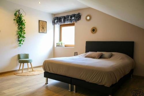 - une chambre avec un grand lit dans l'établissement Gîte de la Ravanne, à Ramonchamp