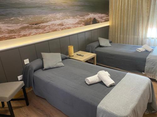 A bed or beds in a room at Hostal Restaurante Río Ubierna