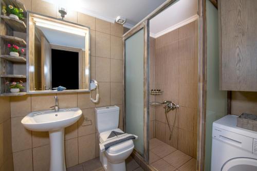 een badkamer met een toilet, een wastafel en een douche bij Stelios & Stavros Apartment in Kissamos