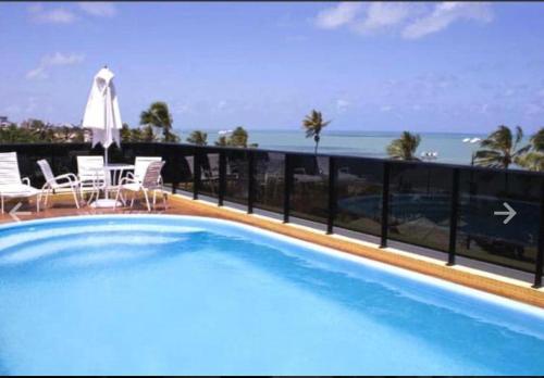 ジョアンペソアにあるMAR DO CABO BRANCO YELLOW residenceの海の景色を望むスイミングプール