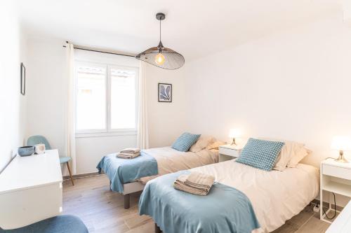 salon z 2 łóżkami i kanapą w obiekcie Superbe appartement avec terrasse sur les toits w mieście Manosque