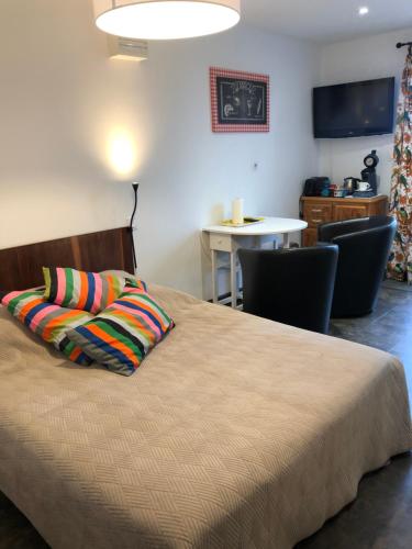 Katil atau katil-katil dalam bilik di Charmant studio neuf tout équipé terrasse vue imprenable, parking facile gratuit