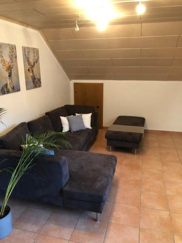 ein Wohnzimmer mit einem Sofa und einem Tisch in der Unterkunft Ferienwohnung Edmaier in Riedenburg