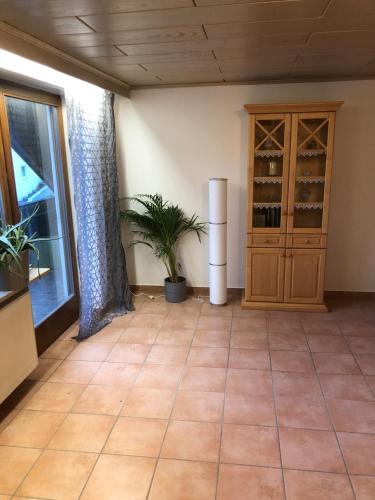 Zimmer mit einem Weinschrank und einer Pflanze in der Unterkunft Ferienwohnung Edmaier in Riedenburg