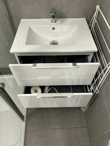 une salle de bain avec un lavabo blanc et des toilettes dans l'établissement Au coeur de CASSIS, à Cassis