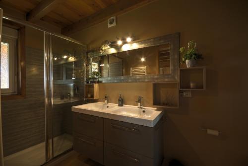 a bathroom with a sink and a shower and a mirror at Prestige for Home - Moradia com Piscina, Jardim e Estacionamento Paderne /Albufeira in Albufeira