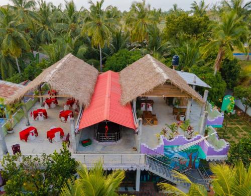 eine Luftansicht eines Hauses mit einem Resort in der Unterkunft Anoo Garden Villa in Trincomalee