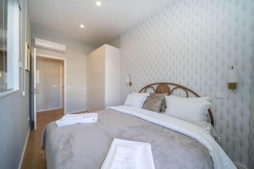 Tempat tidur dalam kamar di 31 de Janeiro Flat by Amber Star Rent