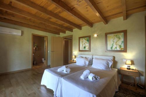 En eller flere senge i et værelse på Prestige for Home - Moradia com Piscina, Jardim e Estacionamento Paderne /Albufeira
